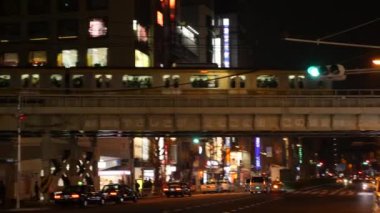 Yoğun Tokyo yolunun gece görüşü bir trenle.