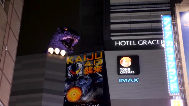 Godzilla en Tokio. Kabukicho es una zona popular de Tokio. Vida nocturna en Shinjuku. — Vídeos de Stock