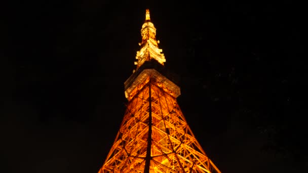 Освещенная Токийская башня ночью в Японии выглядит как Эйфелева башня в Париже. — стоковое видео