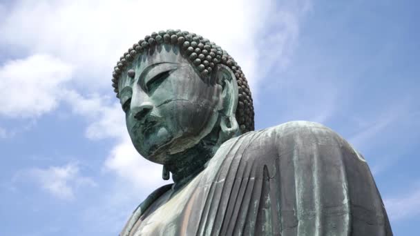 Grande statue de Bouddha célèbre à Kamakura. Kotokuin dans le temple Daibutsu. — Video