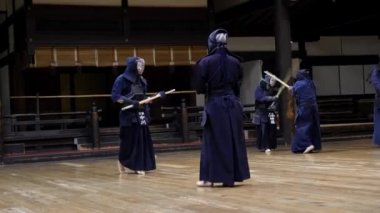 Kendo Dojo, Tokyo, Japonya 'da antrenman yapıyor. Dövüş sanatları ustaları.
