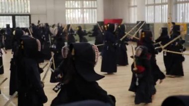 Kendo Dojo, Tokyo, Japonya 'da antrenman yapıyor. Dövüş sanatları ustaları.