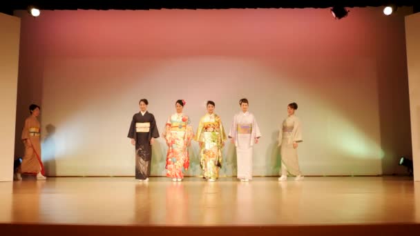 Kimono show. Ženy na sobě tradiční japonské oblečení kimono na jevišti. — Stock video