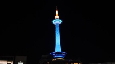 KYOTO, JAPONYA - 23 Mart 22: gece vakti Kyoto Kulesi 'nin aydınlanması. Kyoto 'daki en yüksek yapı.