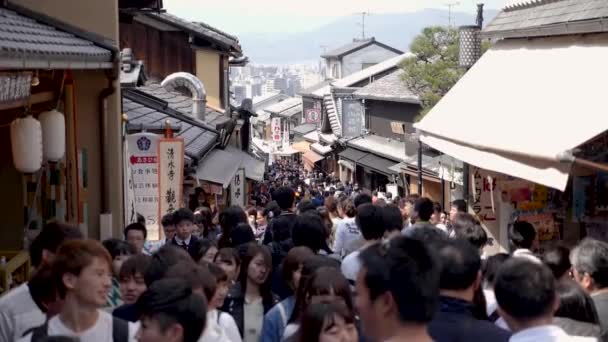 Higashiyama přeplněná ulice plná lidí. Typické japonské domy machiya. — Stock video