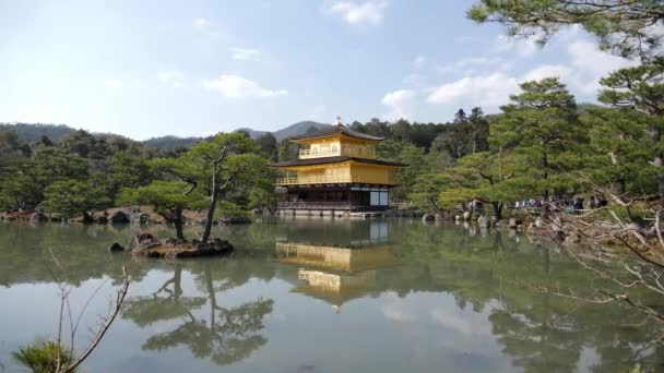 Vijver spiegel reflectie van Gouden Paviljoen van Zen Boeddhist tempel Kinkaku-ji. — Stockvideo