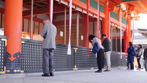 Japoneses rezando en el Santuario de Fushimi inari en Kyoto, Japón — Vídeos de Stock