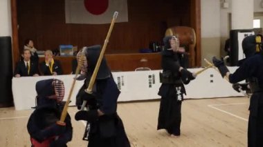 Kendo Dojo, Tokyo, Japonya 'da antrenman yapıyor. Dövüş sanatları ustaları.