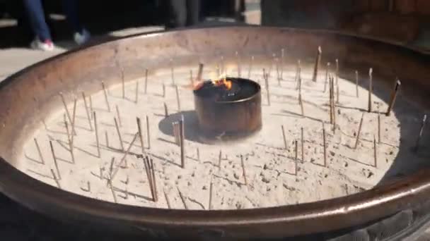 Buddyjski rytuał oświetlania paluszków kadzidła przed świątyniami. — Wideo stockowe
