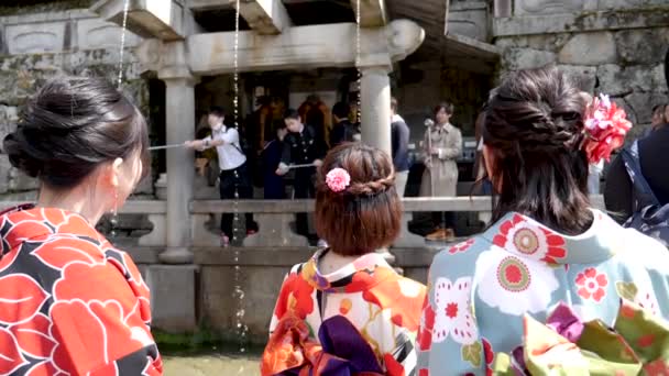 Japanska kvinnor i kimono tittar på Otowa Waterfall i Kiyomizu dera templet. — Stockvideo