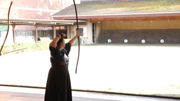 Кюдо отрабатывает стрельбу из лука в Киото, Япония. — стоковое видео