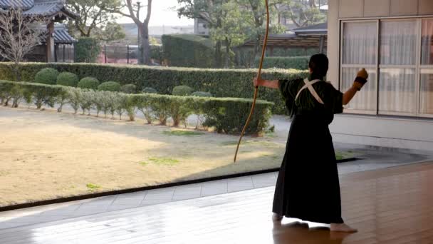 Kyudo praticando arco tiro lentidão em Kyoto, Japão. — Vídeo de Stock