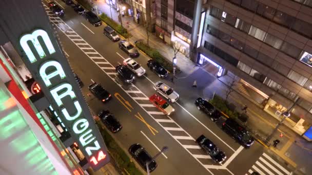 Calle Tokyo por la noche. Vista de la azotea. Tráfico japonés con señal de neón. — Vídeos de Stock