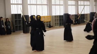 Kendo Dojo, Tokyo, Japonya 'da antrenman yapıyor. Dövüş sanatları ustaları.