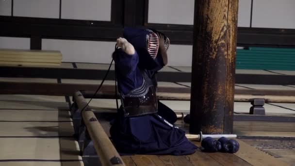 Voorbereiden op een Kendo praktijk in Dojo, Tokio, Japan. Vechtsport beoefenen. — Stockvideo