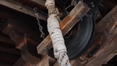 Geleneksel Japon bronz çanına odunla vurmak, Japonya
