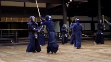 Kendo Dojo, Tokyo, Japonya 'da antrenman yapıyor. Dövüş sanatları ustaları.