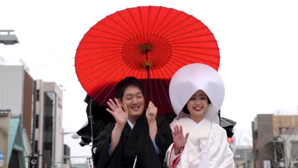 Huwelijkspaar zit op getrokken riksja in Kamakura, Japan. — Stockvideo