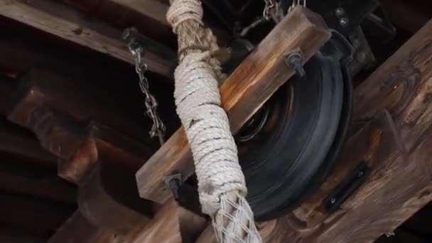 Slå den traditionella antika japanska brons klocka med ett trä, Japan — Stockvideo