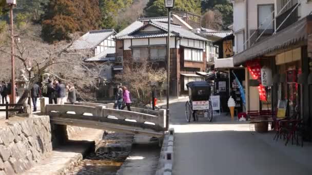 Hétköznapi élet egy tipikus japán falu utcáin Miyajima szigetén. — Stock videók