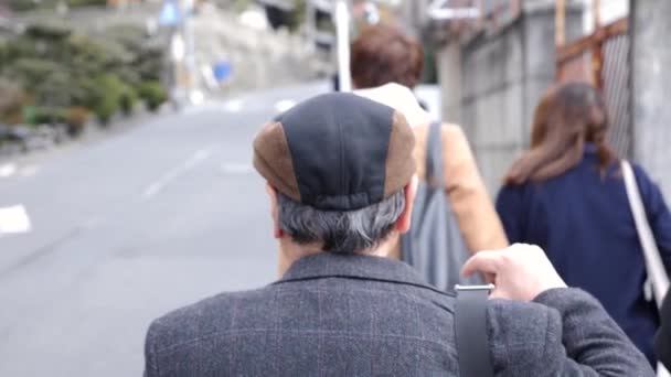 Kyoto, Japan - Apr 10, 22: Japansk gammal man går på gatan Kyoto, Japan — Stockvideo