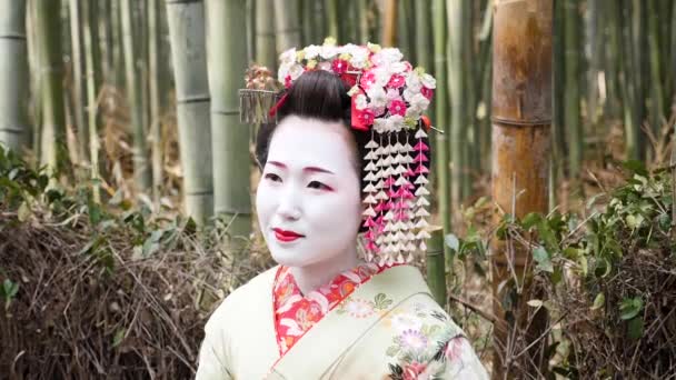 Kjóto, Japonsko - 23. dubna 22: Krásná Maiko v bambusovém lese Arashiyama. — Stock video