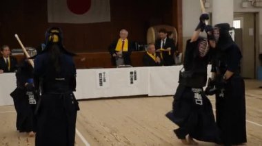 Kendo Dojo, Tokyo, Japonya 'da antrenman yapıyor. Dövüş sanatları ustaları.