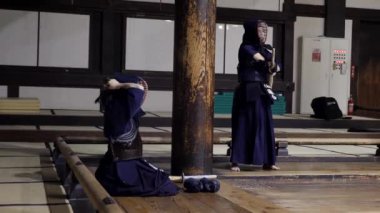 Dojo, Tokyo, Japonya 'daki Kendo antrenmanına hazırlanıyorum. Dövüş sanatları pratiği..