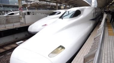 Bir Japon Mermi Treni Nozomi, Shinkansen Tokyo istasyonundan ayrılıyor. Yüksek kaliteli görüntüler
