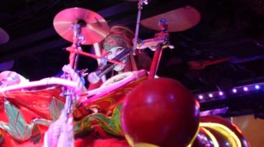 Tokyo 'daki ünlü robot gösterisi. Kabukicho Shinjuku 'da parti. Robot restoranı.