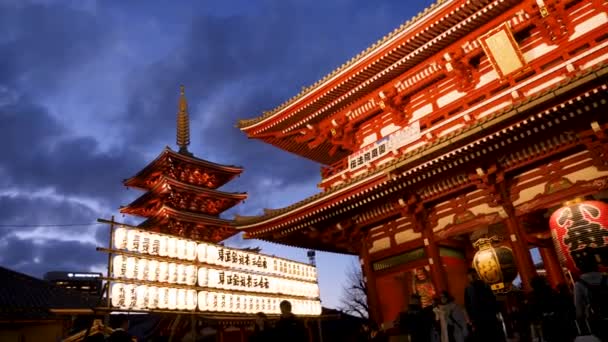 Pagode japonês e portão de hozomon no santuário senso-ji em Tóquio após o pôr do sol. — Vídeo de Stock