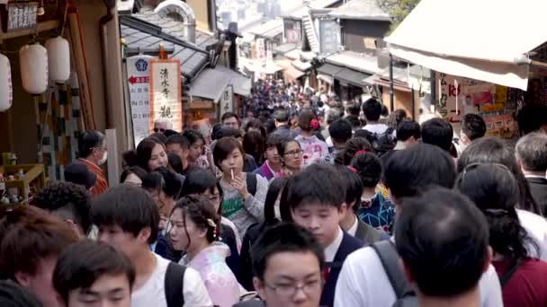 Higashiyama drukke straat vol met mensen. Typische Japanse huizen machiya. — Stockvideo