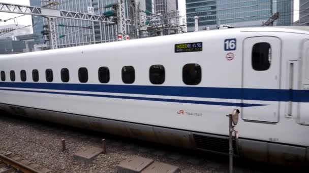 Bir Japon Mermi Treni Nozomi Shinkansen Tokyo istasyonundan ayrılıyor. Yüksek kaliteli görüntüler — Stok video