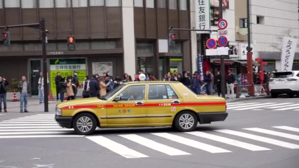 Záběry japonského taxi na silnici v Tokiu. — Stock video