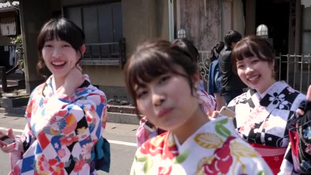 Kimono giyen genç ve güzel Japon kızları kameraya oyunculuk yapıyor.. — Stok video