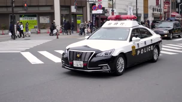 Filmagem em câmera lenta de um carro da polícia japonesa em Tóquio, Japão. — Vídeo de Stock