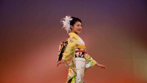 Kimono show. vrouw draagt traditionele japanse kleren kimono op een podium. — Stockvideo