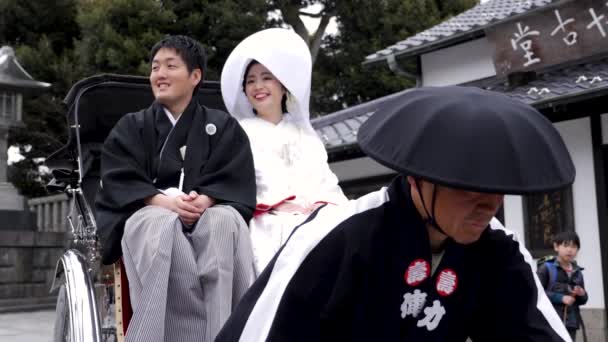 Casal de casamento sentado em riquixá puxado em Kamakura, Japão. — Vídeo de Stock