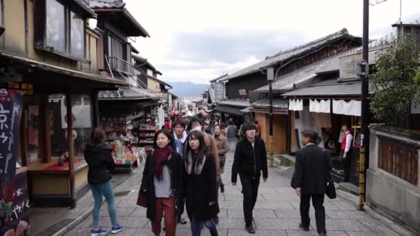 Higashiyama überfüllte Straßen voller Menschen. Typische japanische Häuser machiya. — Stockvideo