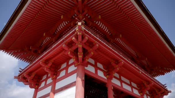 Pagoda Kiyomizu-Dera buddhistického chrámu v Kjótu, Japonsko — Stock video