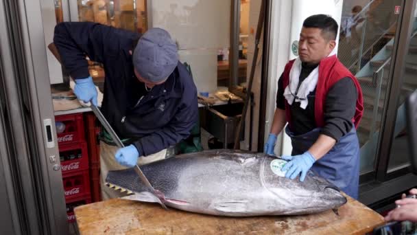 Cortar atún. Preparándose para la venta de sushi. Mercado de pescado callejero de Tsukiji en Tokio — Vídeos de Stock