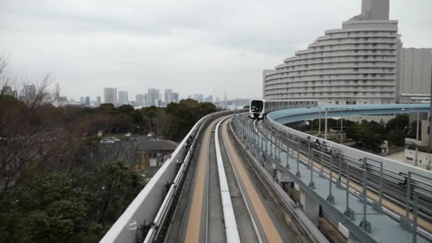 Kereta dari jalur Yurikamome akan Odaiba. Rekaman gerak lambat. — Stok Video
