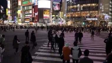 Meşgul ve ünlü yayalar Tokyo 'dan Shibuya Geçidi' ne yürüyorlar..