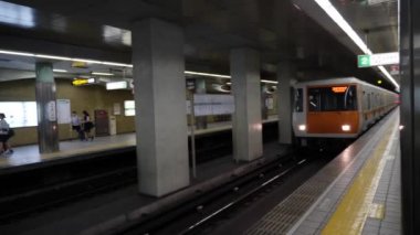 Tren Tokyo, Japonya 'daki metro istasyonuna varıyor..