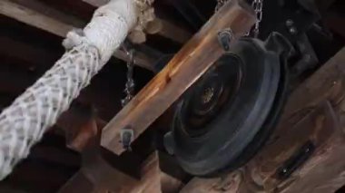 Geleneksel Japon bronz çanına odunla vurmak, Japonya