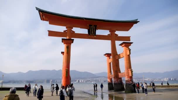 Ludzie idący przed wielkim Torii z Miyajima. Pływające Torii . — Wideo stockowe