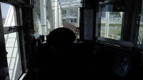 Binnenkant vooraanzicht van een trein met chauffeur, Japan. — Stockvideo