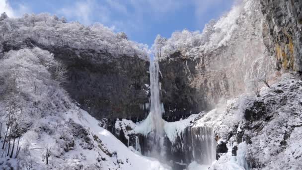 瀑布凯根，雪白的玄武岩墙。冰冻的瀑布。Kegon在冬天陷落. — 图库视频影像
