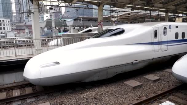 Japonský Bullet Train Nozomi, Shinkansen odjíždí ze stanice Tokio. Kvalitní záběry — Stock video