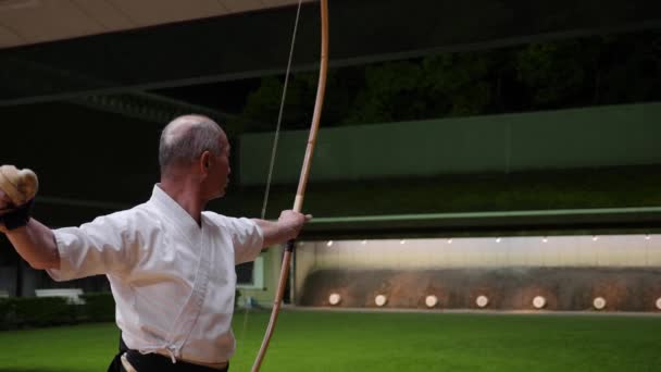 Kyudo übt Bogenschießen in der Nacht in Kyoto, Japan. — Stockvideo